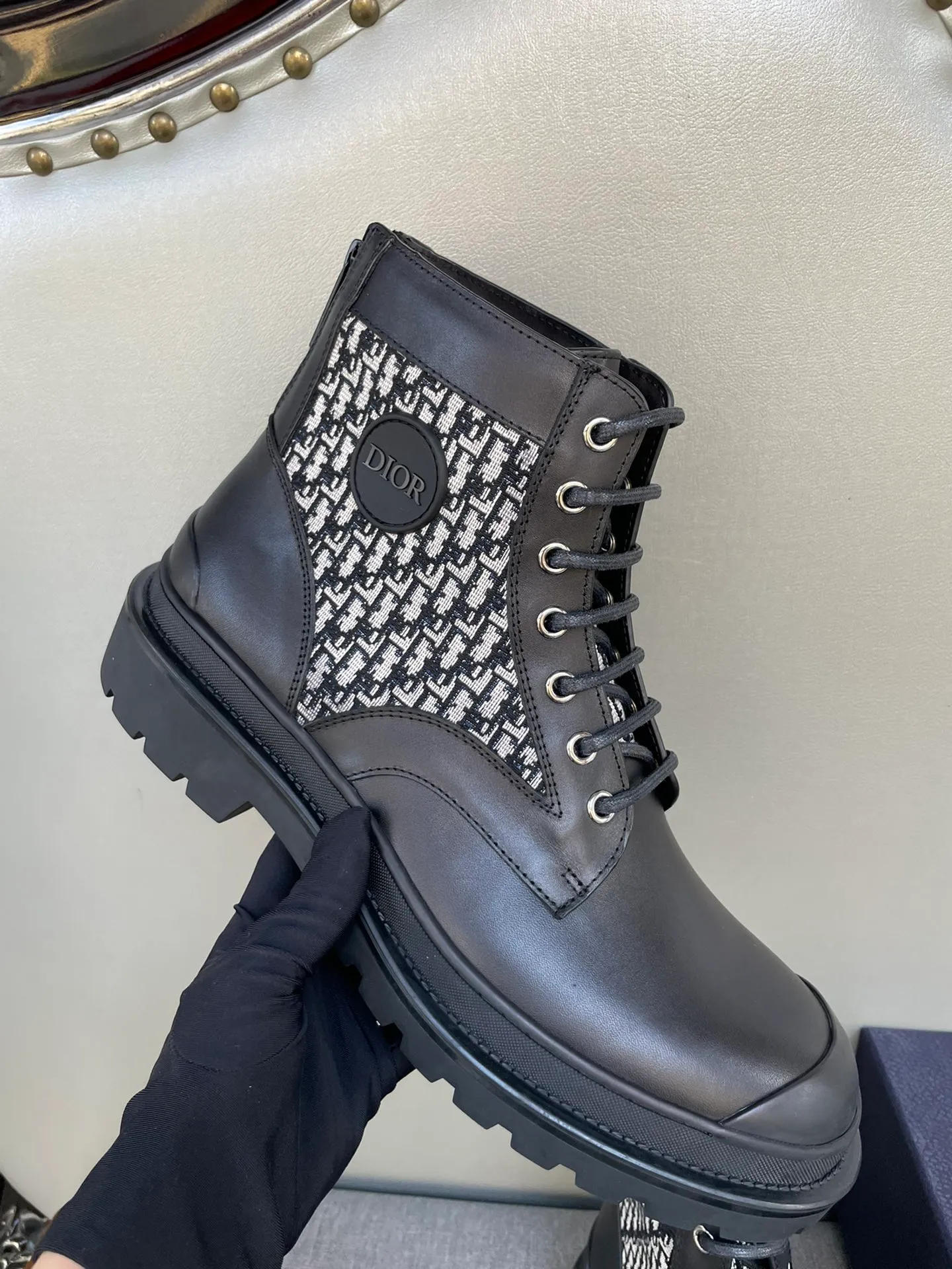 [DIOR] Top P: 1000💰 Number of yards: 39~44 (38.45 custom-made, non-refundable) Dior Dior~ Winter series, original 1:1 development Casual men's leather shoes Heavy investment, shoes and boots are made of imported cowhide + imported Dior special fabric Not easy to deform black cowhide lining Dior large hardware inlay Original TPU vacuum outsole, black cowhide Black open edge beads Military green suede Black suede Khaki suede leather is crafted by a large factory, and the perfect product is only prepared for you who know your taste! Any comparisons are welcome.